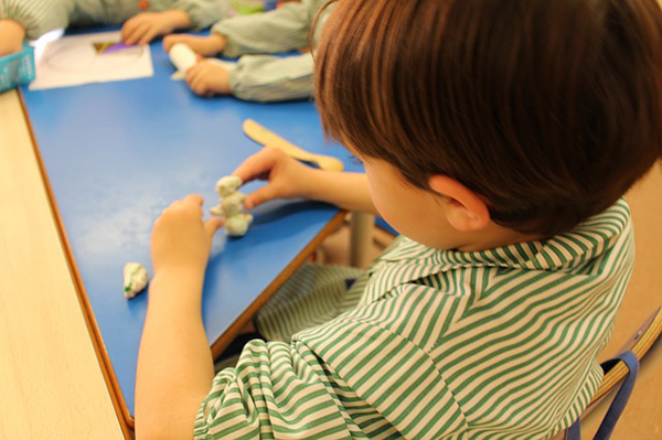 niño en el colegio