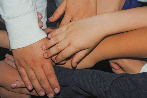 foto manos de niños juntas