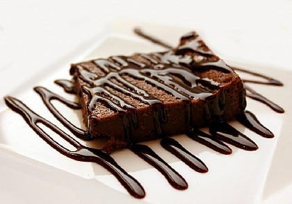 Brownie con salsa de chocolate